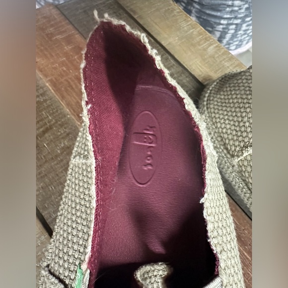 Ladies size 10 Sanuk shoes. - Picture 8 of 8